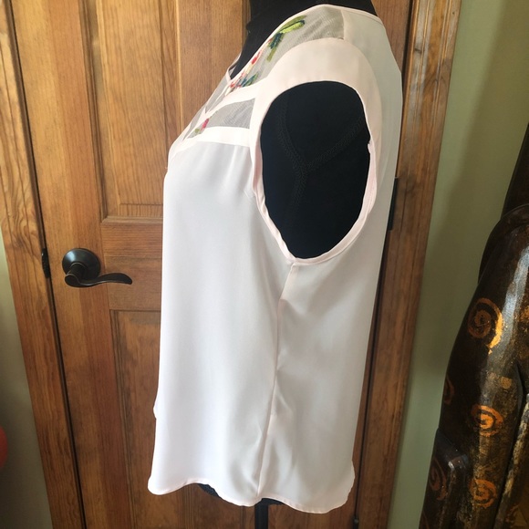 🌺 Soft Pink Blouse with Mesh Inserts 🌺 - Picture 8 of 15